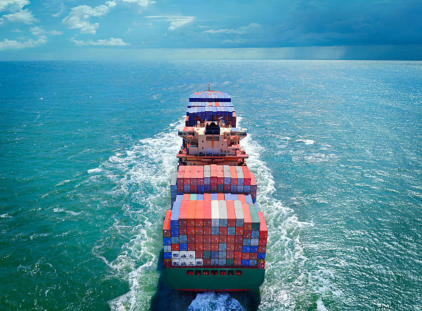 Vista aerea della nave da carico con contenitori sul mare.Vedi foto simili: http://www.oc-photo.net/FTP/icons/cargo.jpg